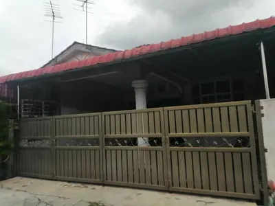 a wooden fence in front of a house at HomestayMuslim Di Teluk Intan in Teluk Intan