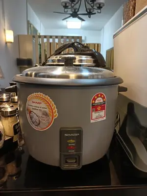 a slow cooker sitting on top of a counter at HOMESTAY SYAABAN Kamunting Taiping Batu Kurau Ulu Sepetang in Kamunting