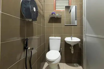 a bathroom with a toilet and a sink at Chemor Inn in Cemur