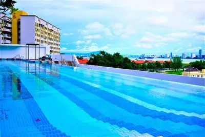 a large swimming pool on top of a building at \u5317\u6b27ING\u98ce\u683c\u8c6a\u534e\u65e5\u51fa\u6d77\u666f\u5957\u623f Nordic ING Luxury Seaview Suite in Tanjong Tokong