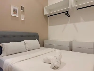 a bedroom with a bed with white sheets at New 2BR Georgetown Warm and Lovely Homestay 10pax-\u65e0\u654c\u7f8e\u666f\u4e24\u623f\u6c11\u5bbf Beacon Executive Suite in George Town