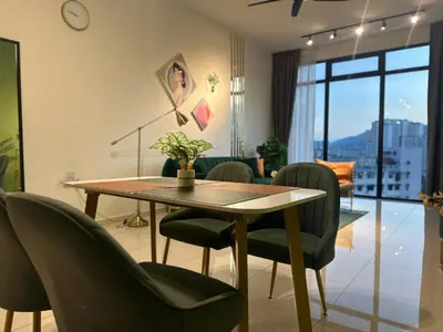 a dining room with a table and chairs at New 2BR Georgetown Warm and Lovely Homestay 10pax-\u65e0\u654c\u7f8e\u666f\u4e24\u623f\u6c11\u5bbf Beacon Executive Suite in George Town