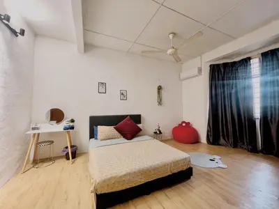 a bedroom with a bed and a ceiling fan at Cozy 10 Entire House 4 Bedroom At Alma Bukit Mertajam in Bukit Mertajam