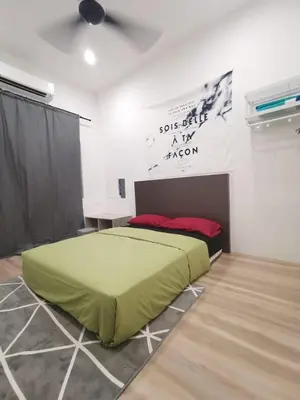 a bedroom with a green bed in a room at Wellson Home Ipoh 58 10px \u5168\u65b0\u94fe\u63a5\u5f0f\u6c11\u5bbf\u6709\u4e24\u95f4 in Ipoh