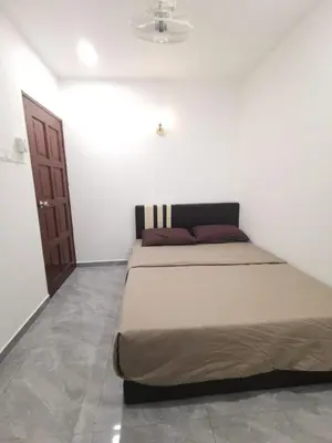 a bedroom with a bed in a white room at Wellson Home Ipoh 56 10px \u5168\u65b0\u94fe\u63a5\u5f0f\u6c11\u5bbf\u6709\u4e24\u95f4 in Ipoh