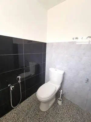 a bathroom with a toilet and a shower in it at Wellson Home Ipoh 56 10px \u5168\u65b0\u94fe\u63a5\u5f0f\u6c11\u5bbf\u6709\u4e24\u95f4 in Ipoh