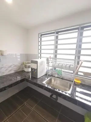 a kitchen counter with a sink and a microwave at Wellson Home Ipoh 56 10px \u5168\u65b0\u94fe\u63a5\u5f0f\u6c11\u5bbf\u6709\u4e24\u95f4 in Ipoh