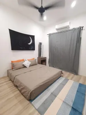 a bedroom with a bed and a ceiling fan at Wellson Home Ipoh 56 10px \u5168\u65b0\u94fe\u63a5\u5f0f\u6c11\u5bbf\u6709\u4e24\u95f4 in Ipoh