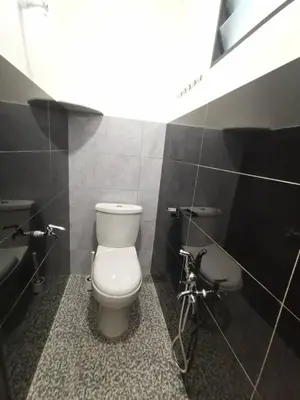 a bathroom with a toilet and a bike in it at Wellson Home Ipoh 56 10px \u5168\u65b0\u94fe\u63a5\u5f0f\u6c11\u5bbf\u6709\u4e24\u95f4 in Ipoh