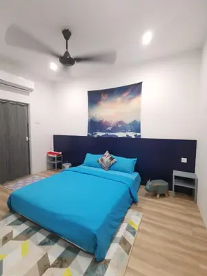 a bedroom with a large blue bed in a room at Wellson Home Ipoh 56 10px \u5168\u65b0\u94fe\u63a5\u5f0f\u6c11\u5bbf\u6709\u4e24\u95f4 in Ipoh