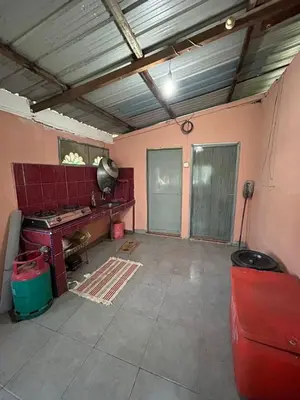 a room with pink walls and a red wall at Homestay Sham&Noi in Kuala Kangsar