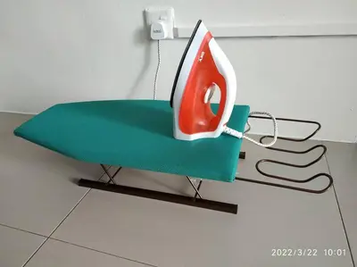 a sewing machine sitting on a green chair at The Gallery Camerons, cosy for the whole family in Brinchang