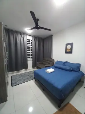 a bedroom with a bed and a ceiling fan at SAFIYYA HOMES MERU RAYA - WIFI/NETFLIX in Ipoh
