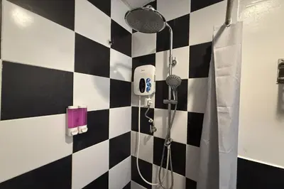 a black and white checkered bathroom with a shower at Carnarvon Heritage Lodge in George Town