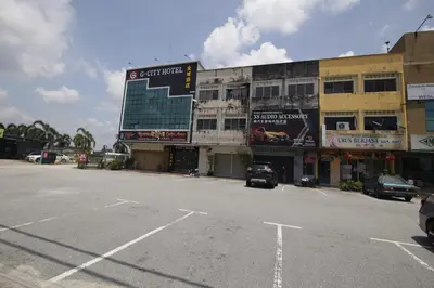 an empty parking lot in front of a building at G CITY HOTEL in Teluk Intan