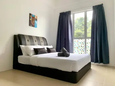 a large bed in a room with a window at New GoldenHill Condo 3BR 1Min Pasar Mlm Cameron Highlands in Tanah Rata