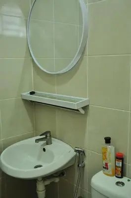 a bathroom with a sink and a mirror on the wall at De’ Nuhir Homestay Teluk Senangin in Kampong Batu Tiga