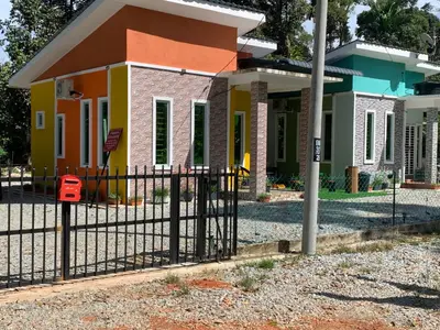 a house with a fence in front of it at Damai Homestay in Kampong Jabi