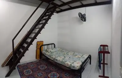 a room with a bunk bed and a staircase at Homestay D'Mama Īfor mūslimĪ in Tanjung Malim