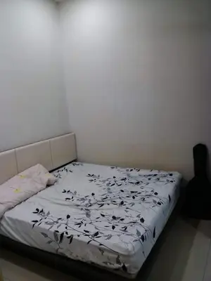 a bedroom with a bed with black birds on it at SB PRIMA VILLA APRTMENT in Tanah Rata