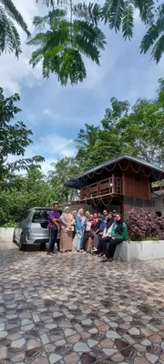 a group of people standing in front of a building at Hometostay Bokbak Kupang in Kampong Baubak