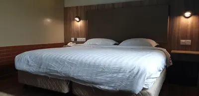 a large bed with white sheets and pillows at MyDream Guest House in Ipoh