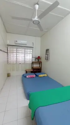 a room with two beds and a ceiling at HEAWOOD GUEST HOUSE Sungai Siput in Sungai Siput