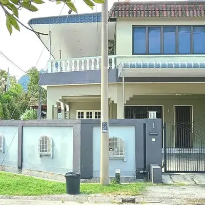 5 Bedroom 2 Bathrooms End-lot House