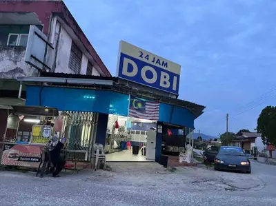 a dobi store with a sign on top of it at Homestay Malim Nawar in Malim Nawar