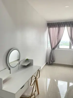 a white room with a dressing table and a mirror at \u4f11\u95f2\u6c11\u5bbf Leisure Homestay @The Venus Sitiawan in Kampong Lumut Kiri