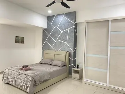 a bedroom with a bed and a ceiling fan at \u4f11\u95f2\u6c11\u5bbf Leisure Homestay @The Venus Sitiawan in Kampong Lumut Kiri