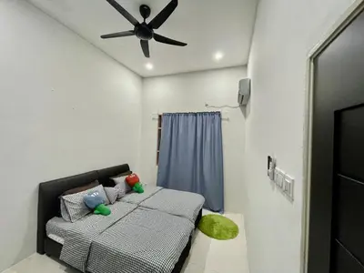 a room with a bed and a ceiling fan at Comfort 36 Entire House At Alma Bukit Mertajam in Bukit Mertajam