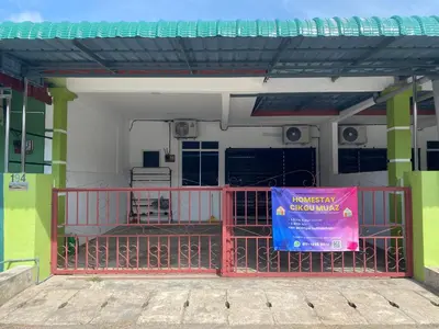 a front porch of a house with a sign on it at Homestay Cikgu Muaz in Kuala Kangsar