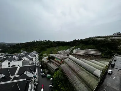 an overhead view of a city with buildings and a street at stoberi cekelat homestay in Brinchang