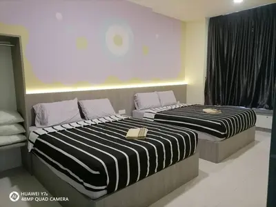 two beds sitting next to each other in a bedroom at Stobericekelathomestay in Cameron Highlands
