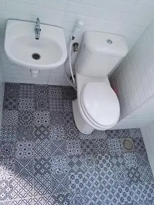 a bathroom with a toilet and a sink at Cameron Lovely Home 3 Rooms in Tanah Rata