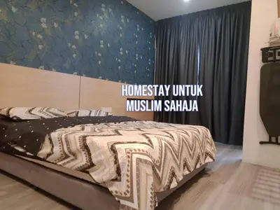 a bedroom with a bed and a wall with the words homeopathyuniversity university at Muslim Homestay blue Adik Aisyah Apartment in Tanah Rata