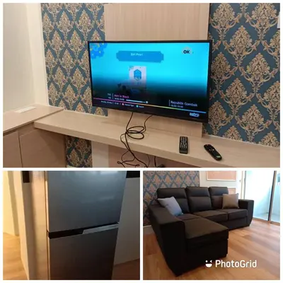 a living room with a television and a couch at Cameron Homestay klasik Adik Aisyah in Cameron Highlands