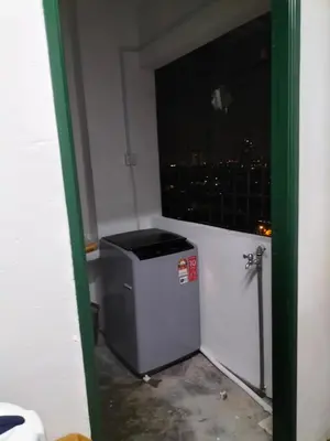a room with a trash can in a room with a window at KHAIRUL HOMESTAY PANGSAPURI SUTERA SEBERANG JAYA in Kampong Telok