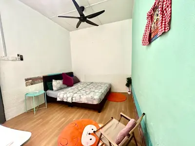 a room with a bed and a table and chairs at Cozy16#4pax#wifi#NearAeonAlma#5kmtoiconcity in Bukit Mertajam
