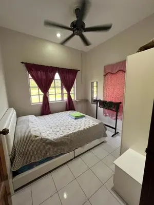 a bedroom with a bed and a ceiling fan at Joe’s Homestay Raub Phg in Raub