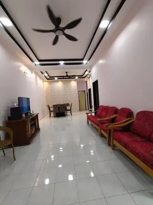 a living room with couches and a ceiling fan at KS Villa Homestay Kuala Kubu Bharu in Kampong Peruntun