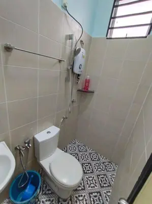 a bathroom with a toilet and a sink at KS Villa Homestay Kuala Kubu Bharu in Kampong Peruntun