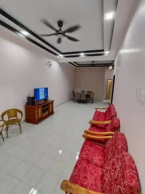 a row of red beds in a room with a ceiling at KS Villa Homestay Kuala Kubu Bharu in Kampong Peruntun