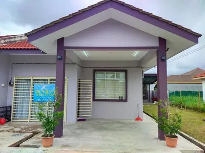 a small house with a purple roof at KS Villa Homestay Kuala Kubu Bharu in Kampong Peruntun