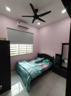 a bedroom with a bed and a ceiling fan at KS Villa Homestay Kuala Kubu Bharu in Kampong Peruntun