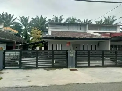 a house with a fence in front of it at AVENUE HOMESTAY 5 Room 4 Toilet 4 MINUTES TO TOWER in Teluk Intan