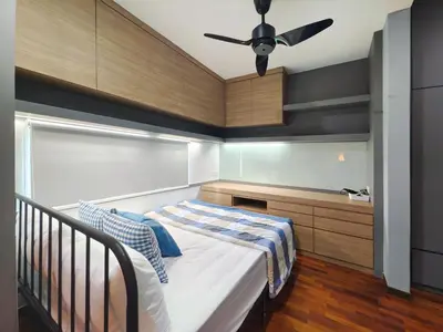 a bedroom with a bed and a ceiling fan at Ocean 23 Batu Ferringhi Shamrock Beach with Swimming Pool 7 Bedroom 30pax in Batu Ferringhi