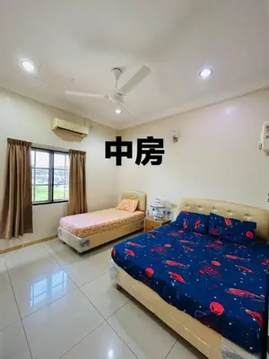 a bedroom with two beds in a room at Hotel Langkap LW \u51b7\u7532\u9152\u5e97 in Kampung Degong