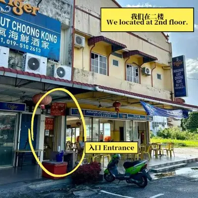 a scooter parked in front of a building at Hotel Langkap LW \u51b7\u7532\u9152\u5e97 in Kampung Degong